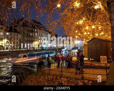 Europa, Frankreich, Grand Est, Elsass, Straßburg, weihnachtliche Atmosphäre an einem Kanal in der Altstadt Stockfoto