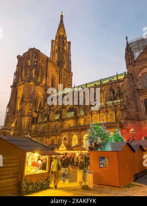 Europa, Frankreich, Grand Est, Elsass, Straßburg, Altstadt, Weihnachtsmarkt Stände vor der Straßburger Kathedrale Stockfoto