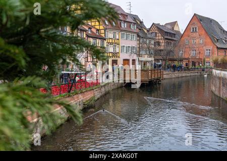 Europa, Frankreich, Grand Est, Elsass, Colmar, La Lauch Kanal im Touristenviertel La Petite Venise Stockfoto