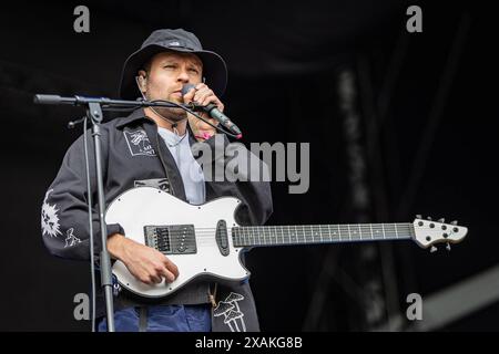 Rock am Ring 2024, 7.6.2024 die britische Post-Hardcore Band Enter Shikari mit Sänger Roughton Rou Reynolds -- mit dem Traditionsfestival Rock am Ring am Nürburgring in der Eifel startete in Deutschland die Festival-Saison. Das Festival findet in diesem Jahr vom 7. bis 9. Juni statt. Mehr als 70 Bands und Künstler stehen auf einer der drei großen Bühnen. Nürburg Nürburgring Rheinland-Pfalz Deutschland *** Rock am Ring 2024, 7 6 2024 die britische Post Hardcore Band Enter Shikari mit Sänger Roughton Rou Reynolds das traditionelle Rock am Ring Festival am Nürburgring in der Eifel startet Stockfoto