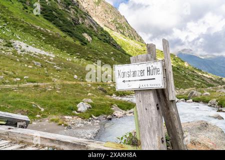 Europa, Österreich, Verwall, Tirol, St. Anton am Arlberg, Fasultal, Wegweiser zur Konstanzer Hütte Stockfoto