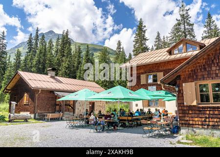 Europa, Österreich, Verwall, Tirol, St. Anton am Arlberg, Fasultal, Wanderer auf der Sonnenterrasse der Konstanzer Hütte Stockfoto