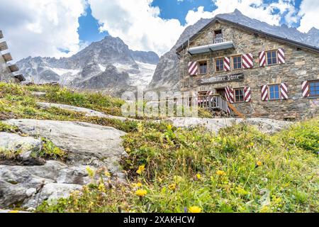 Europa, Österreich, Verwall, Tirol, St. Anton am Arlberg, Darmstädter Hütte mit Küchlspitze und Kuchenspitze im Hintergrund Stockfoto