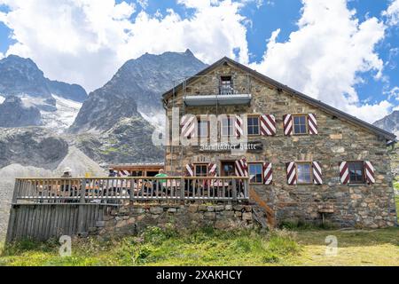 Europa, Österreich, Verwall, Tirol, St. Anton am Arlberg, Bergsteiger auf der Terrasse der Darmstädter Hütte Stockfoto