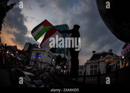 ONE HOUR RESPECT MOVEMENT FOR PALESTINE ein Aktivist führt die One Hour Respect Movement for Palestine am Asien-Afrika-Solidaritätsdenkmal in Bandung, West-Java, Indonesien am 7. Juni 2024 durch. Die Aktion ist ein Symbol des Respekts für die jüngere Generation, die der erste Präsident Sukarno und die Gründer der indonesischen Nation im Kampf für die palästinensische Unabhängigkeit geerbt hat. IMAGO/KHAIRIZAL MARIS Bandung West Java Indonesien Copyright: XKharizalxMarisxKhairizalxMarisx ONE HOUR RESPECT MOVEMENT FOR PALESTINE 2 Stockfoto