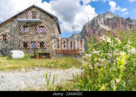 Europa, Österreich, Verwall, Tirol, St. Anton am Arlberg, Darmstädter Hütte mit Saumspitze im Hintergrund rechts Stockfoto