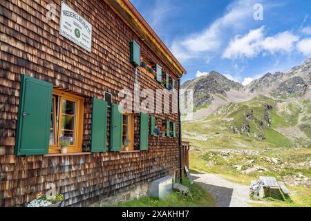 Europa, Österreich, Verwall, Tirol, Kappl, Niederelbehütte mit Bergkulisse im Hintergrund Stockfoto