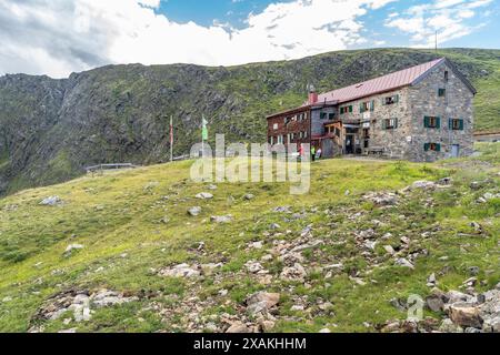 Europa, Österreich, Verwall, Tirol, Kappl, Wanderer vor der Niederelbehütte Stockfoto