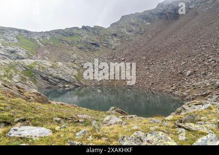 Europa, Österreich, Verwall, Tirol, Pettneu am Arlberg, kleiner Bergsee in der Nähe der Schmalzgrubenscharte Stockfoto