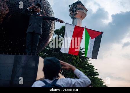 ONE HOUR RESPECT MOVEMENT FOR PALESTINE ein Aktivist führt die One Hour Respect Movement for Palestine am Asien-Afrika-Solidaritätsdenkmal in Bandung, West-Java, Indonesien am 7. Juni 2024 durch. Die Aktion ist ein Symbol des Respekts für die jüngere Generation, die der erste Präsident Sukarno und die Gründer der indonesischen Nation im Kampf für die palästinensische Unabhängigkeit geerbt hat. IMAGO/KHAIRIZAL MARIS Bandung West Java Indonesien Copyright: XKharizalxMarisxKhairizalxMarisx ONE HOUR RESPECT MOVEMENT FOR PALESTINE 5 Stockfoto