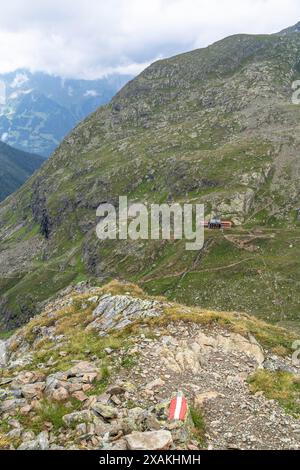 Europa, Österreich, Verwall, Tirol, Pettneu am Arlberg, Blick hinunter auf die Edmund-Graf-Hütte im oberen Kapplerboden Stockfoto