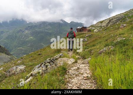 Europa, Österreich, Verwall, Tirol, Pettneu am Arlberg, Wanderer auf dem Weg zur Edmund-Graf-Hütte Stockfoto