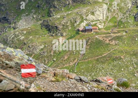 Europa, Österreich, Verwall, Tirol, Pettneu am Arlberg, steiler Blick hinunter zur Edmund-Graf-Hütte Stockfoto
