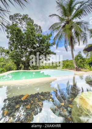 Nordamerika, Karibik, Großantillen, Hispaniola, Dominikanische Republik, Provinz La Altagracia, La Romana, Blick auf den Pool im tropischen Garten des Eco River House Glamping Stockfoto