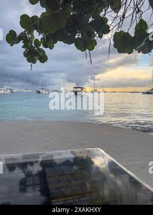 Nordamerika, Karibik, Großantillen, Insel Hispaniola, Dominikanische Republik, Provinz La Altagracia, Bayahibe, Sonnenuntergang in der Bucht von Bayahibe Stockfoto