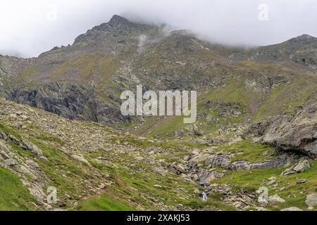 Europa, Österreich, Verwall, Tirol, Pettneu am Arlberg, Blick auf den Hohen Riffler in den Wolken Stockfoto