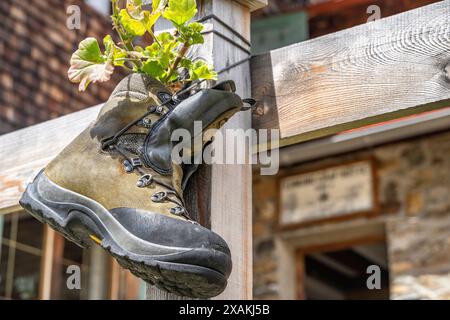 Europa, Österreich, Verwall, Tirol, Pettneu am Arlberg, kreative Dekoration mit einem Bergstiefel in der Edmund Graf Hütte Stockfoto
