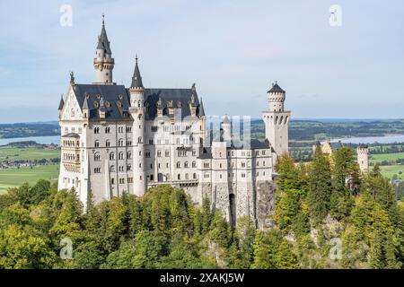 Europa, Deutschland, Süddeutschland, Bayern, Füssen, Blick von der Marienbrücke zum Schloss Neuschwanstein Stockfoto