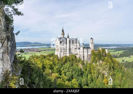 Europa, Deutschland, Süddeutschland, Bayern, Füssen, Blick von der Marienbrücke zum Schloss Neuschwanstein Stockfoto