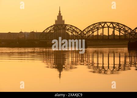 Sunrise Academy of Sciences, Hochhaus, erbaut zwischen 1952 und 1958 im Stil des sozialistischen Klassizismus, auch bekannt als Stalin's Birthday Cake, Eisenbahnbrücke über die Daugiva, Riga, Lettland Stockfoto