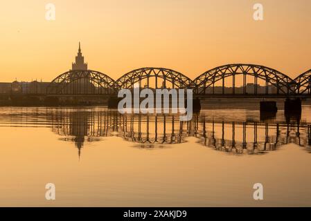 Sunrise Academy of Sciences, Hochhaus, erbaut zwischen 1952 und 1958 im Stil des sozialistischen Klassizismus, auch bekannt als Stalin's Birthday Cake, Eisenbahnbrücke über die Daugiva, Riga, Lettland Stockfoto