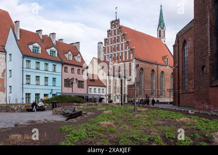 Mittelalterliche Häuser in Skarnu Iela, eine der ältesten Straßen in Riga, auf der rechten Seite St. John's Church, Rigas älteste Kirche, Ziegelgotik, Riga, Lettland Stockfoto