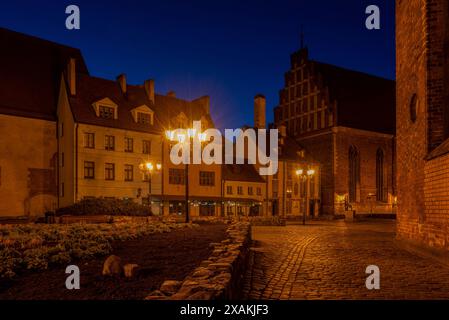 Mittelalterliche Häuser in Skarnu Iela, eine der ältesten Straßen in Riga, auf der rechten Seite St. John's Church, Rigas älteste Kirche, Ziegelgotik, Riga, Lettland Stockfoto