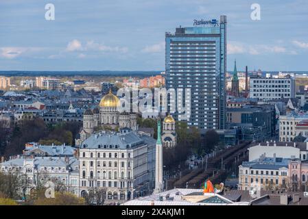 Blick von der Peterskirche auf das Freiheitsdenkmal, dahinter die Geburtskirche Christi, die größte russisch-orthodoxe Kirche im Baltikum, rechts Radission Blu Hotel, Riga, Lettland Stockfoto