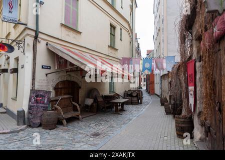 Das mittelalterliche Restaurant Rozengrals befindet sich in der Rozena Straße in der Altstadt, das bereits 1293 als ältestes Weingewölbe in Riga, Lettland erwähnt wurde Stockfoto