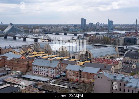 Blick von der Akademie der Wissenschaften auf den zentralen Markt im Moskauer Vorort, mit der Eisenbahnbrücke über den Fluss Daugava, der lettischen Nationalbibliothek, den Zunda-Türmen und dem Hauptquartier der Swedbank (von links nach rechts), Riga, Lettland Stockfoto