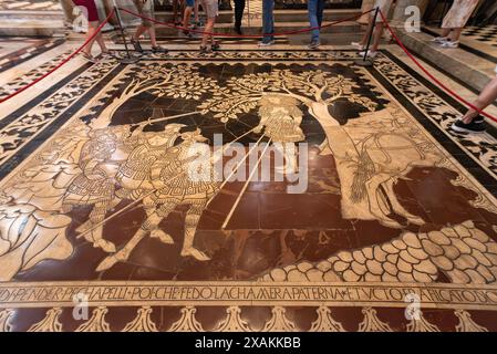 SIENA, ITALIEN - 23. SEPTEMBER 2023 - einzigartige Marmoreinlagen auf dem Boden der Kathedrale von Siena in Italien Stockfoto