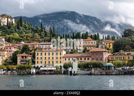 Bellagio am Comer See nach Regen, gesehen von Tremezzo, Italien Stockfoto