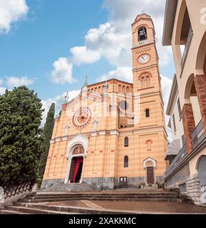 Malerische Kirche San Lorenzo am Comer See in Tremezzo, Italien Stockfoto