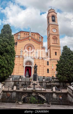 Malerische Kirche San Lorenzo am Comer See in Tremezzo, Italien Stockfoto