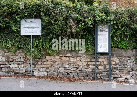 TREMEZZO, ITALIEN - 05. OKTOBER 2023 - Informationstafel am Ort der Hinrichtung von Mussolinis in Tremezzo am Comer See, Italien Stockfoto