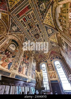 SIENA, ITALIEN - 23. SEPTEMBER 2023 - reich verzierte berühmte Piccolomini-Bibliothek in der Kathedrale von Siena in Italien Stockfoto
