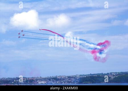 Die weltberühmten Roten Pfeile der RAF über Torquay während der Torbay Air Show in South Devon, Südwestengland. Stockfoto