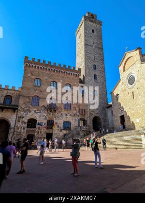 SAN GIMGNANO, ITALIEN - 20. SEPTEMBER 2023 - Hauptplatz Piazza del Duomo in San Gimignano mit seinen berühmten Palasttürmen, dem großen Turm des Palazzo Comunale und der Kathedrale im Zentrum von Italien Stockfoto