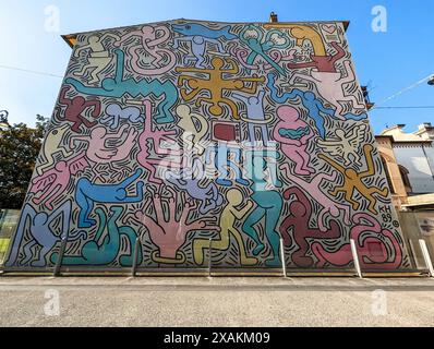 PISA, ITALIEN - 17. SEPTEMBER 2023 - Wandgemälde Tuttomondo von Keith Haring Stockfoto