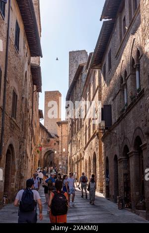 SAN GIMIGNANO, ITALIEN - 20. SEPTEMBER 2023 - in den Straßen von San Gimignano, Blick auf die Türme Salvucci, Pettini und Chigi - Italien Stockfoto