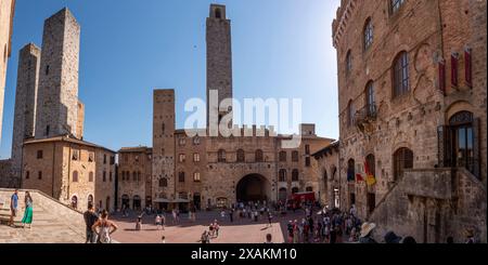 SAN GIMIGNANO, ITALIEN - 20. SEPTEMBER 2023 - Hauptplatz Piazza del Duomo in San Gimignano mit seinen berühmten Palasttürmen, Rognosa-Turm und Theater dei Leggieri im Zentrum, Italien Stockfoto