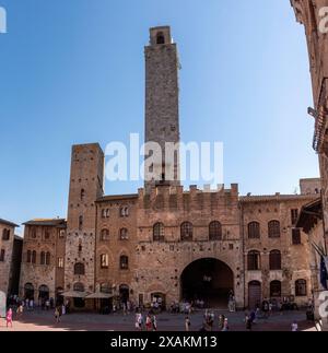 SAN GIMIGNANO, ITALIEN - 20. SEPTEMBER 2023 - Hauptplatz Piazza del Duomo in San Gimignano mit seinen berühmten Palasttürmen, Rognosa-Turm und Theater dei Leggieri im Zentrum, Italien Stockfoto