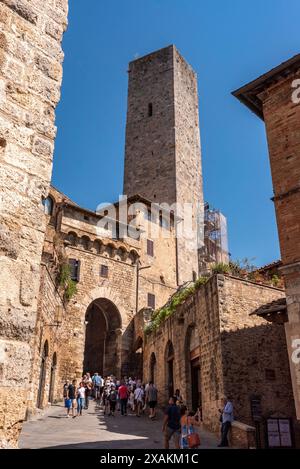 SAN GIMIGNANO, ITALIEN - 20. SEPTEMBER 2023 - der Torre dei Becci im Zentrum von San Gimignano, Italien Stockfoto