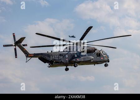 ILA Berlin 2024 - Internationale Luft- und Raumfahrtausstellung der Transporthubschrauber Sikorsky CH-53 der Bundeswehr im Flying Display, der Hubschrauber wird zur Beförderung von Personen und Material sowie für Sonderaufgaben genutzt. In vier unterschiedlichen Baureihen ist das seit 1975 in der Bundeswehr beheimatete Luftfahrzeug-Nonne in Verantwortung der Luftwaffe im Einsatz. Schönefeld Berlin ExpoCenter Flughafen Brandenburg Deutschland *** ILA Berlin 2024 Internationale Luft- und Raumfahrtausstellung der Sikorsky CH 53 Transporthubschrauber der Bundeswehr in der Flugschau, dem Hubschrauber Stockfoto