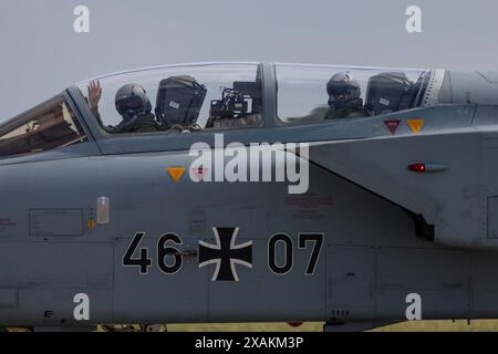ILA Berlin 2024 - Internationale Luft- und Raumfahrtausstellung Cockpit des Bundeswehr Panavia 200 PA-200 Tornado ist ein zweisitziges zweistrahliges Mehrzweckkampfflugzeug mit Schwenkflügeln, was im diesen Jahr sein 50. Jubiläum in der Luftwaffe feiert. Schönefeld Berlin ExpoCenter Airport Brandenburg Deutschland *** ILA Berlin 2024 Internationale Luft- und Raumfahrtausstellung Cockpit der Bundeswehr Panavia 200 PA 200 Tornado ist ein zweisitziges zweimotoriges Mehrzweckflugzeug mit Schwingen, das in diesem Jahr auf der Schönefeld Berlin ExpoCent sein 50-jähriges Bestehen feiert Stockfoto