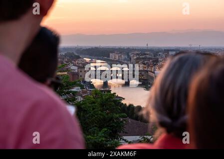 FLORENZ, ITALIEN - 21. SEPTEMBER 2023 - große Touristenmassen auf der Piazzale Michelangelo genießen den Sonnenuntergang über Florenz, Italien Stockfoto