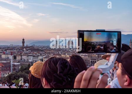 FLORENZ, ITALIEN - 21. SEPTEMBER 2023 - große Touristenmassen auf der Piazzale Michelangelo genießen den Sonnenuntergang über Florenz, Italien Stockfoto