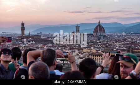 Große Touristenmassen auf der Piazzale Michelangelo genießen den Sonnenuntergang über Florenz, Italien Stockfoto