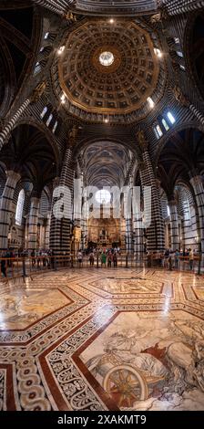 Großartige mittelalterliche Architektur und berühmter kunstvoller Boden im Kirchenschiff der Kathedrale von Siena Stockfoto