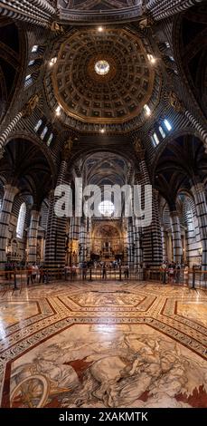 Großartige mittelalterliche Architektur und berühmter kunstvoller Boden im Kirchenschiff der Kathedrale von Siena Stockfoto